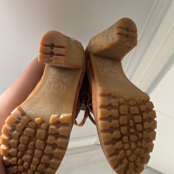 UGG’s Tan Lace Up Combat Booties 5 1/2 - Picture 5 of 5